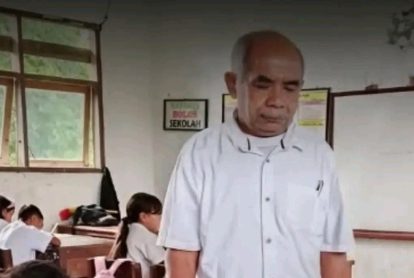 Agustinus saat mengajar di ruang kelas sederhana di pedalaman Kabupaten Kupang, Nusa Tenggara Timur. Setelah 23 tahun mengabdi sebagai guru honorer, ia kini menerima honor Rp223.000 per bulan usai kebijakan efisiensi anggaran daerah.
